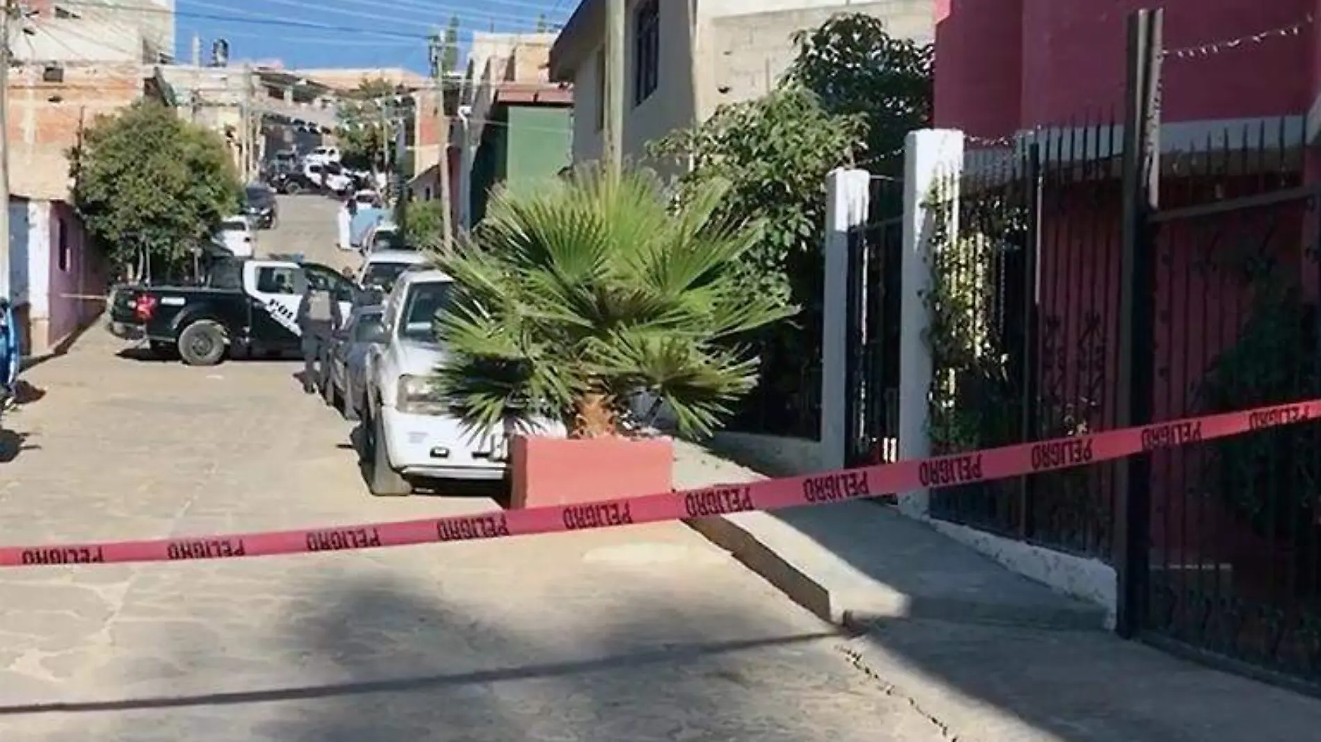 Policías resguardan el lugar donde fue asesinado un expolicía municipal de Guadalupe